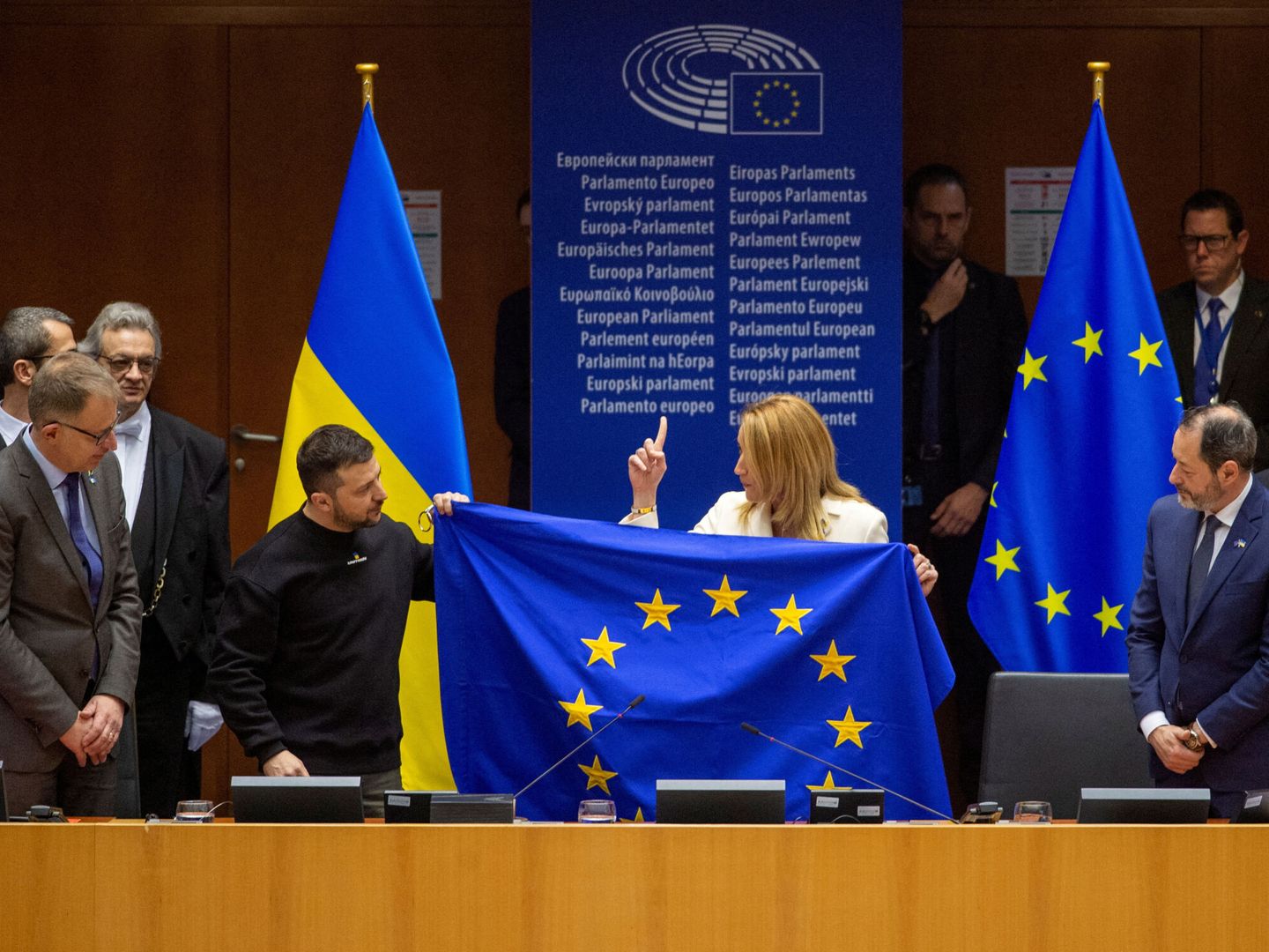 Zelenski en el Parlamento Europeo junto con Roberta Metsola, presidenta de la Eurocámara. (Reuters)
