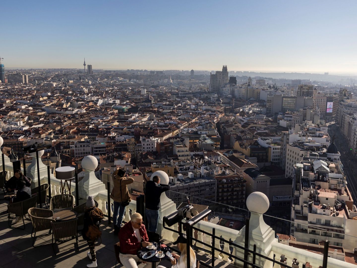 Varios clientes observan las vistas desde la terraza del hotel Riu Plaza de España. (EFE/Rodrigo Jiménez) 