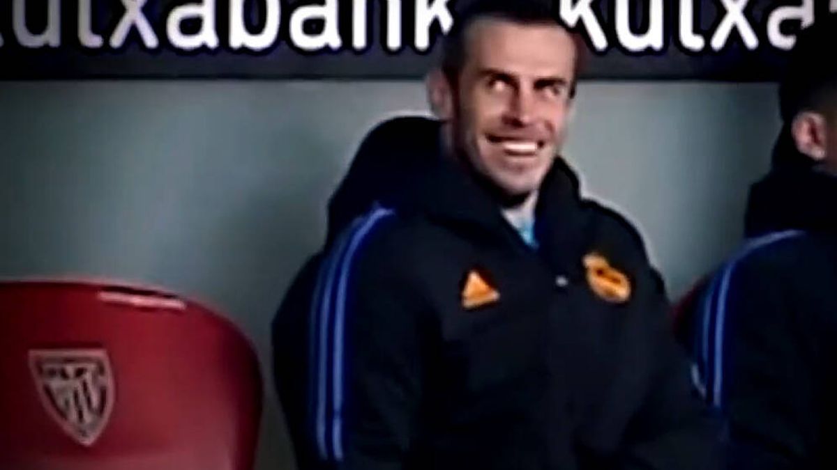 Las risas de Bale en el banquillo tras saber que Ancelotti no sacaría a Hazard tras calentar