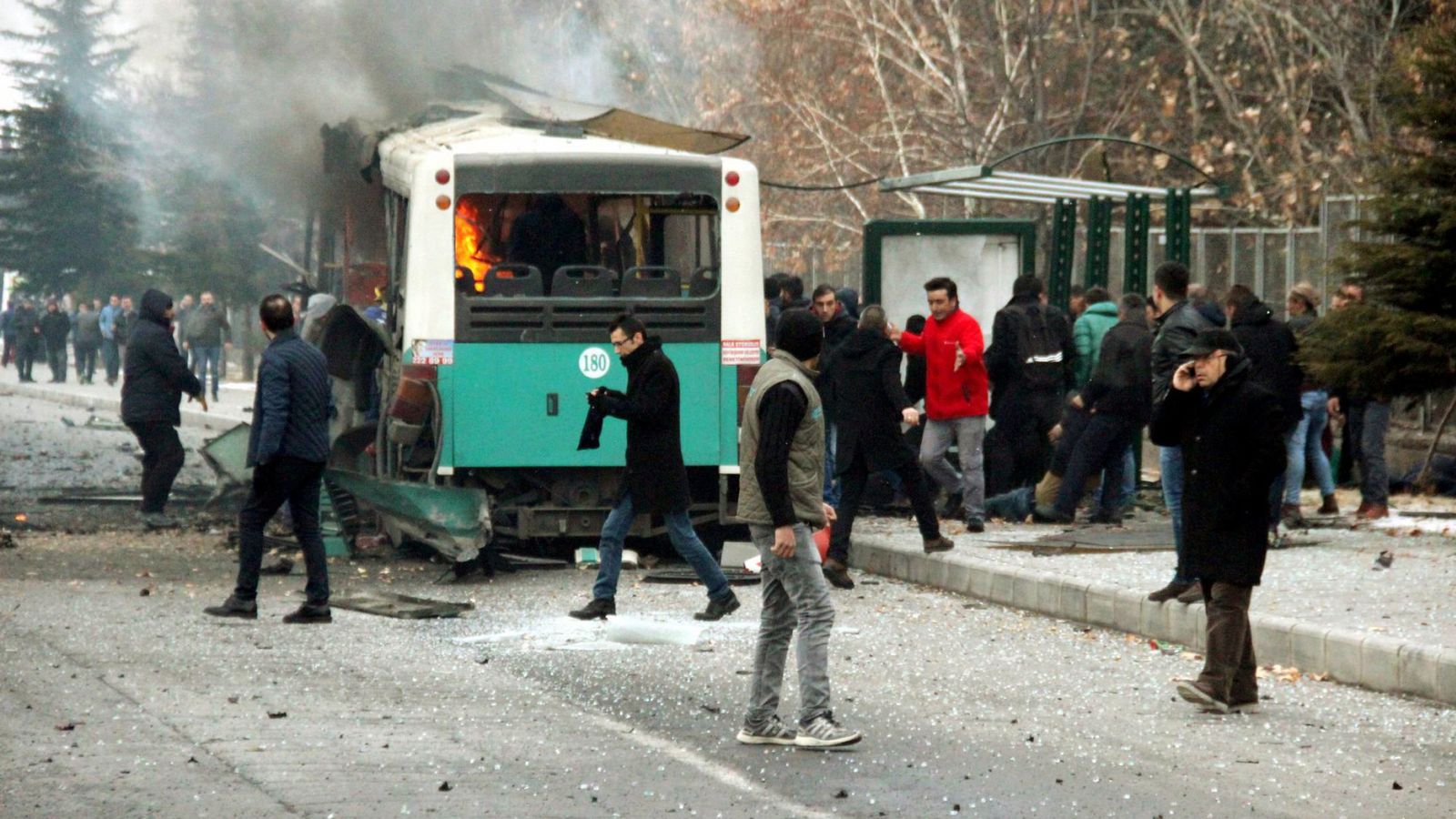 Foto: Varios curiosos se acercan a la zona del atentado con coche bomba. (Reuters)