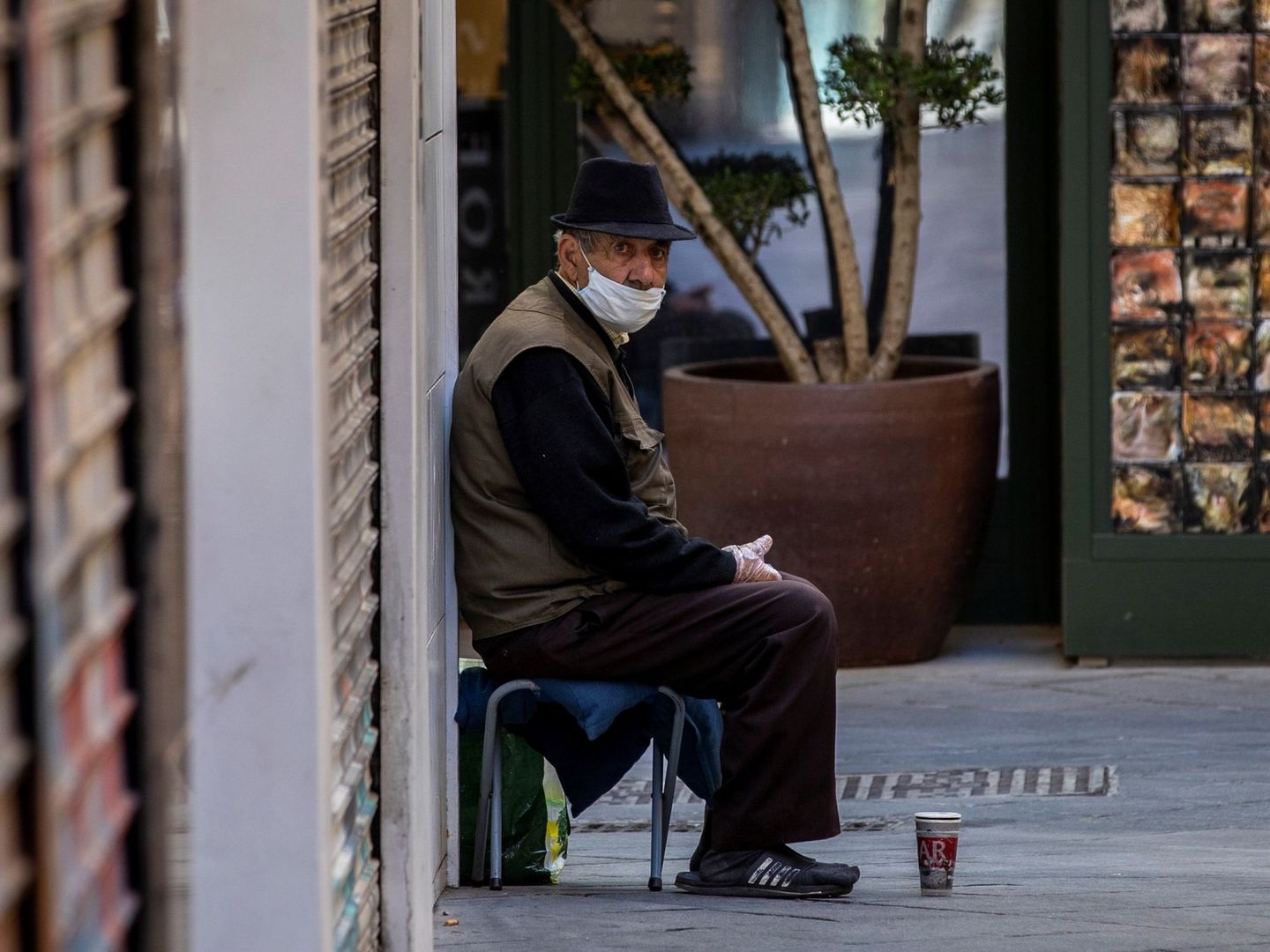 Un hombre, sentado en la calle, durante el estado de alarma. (EFE)