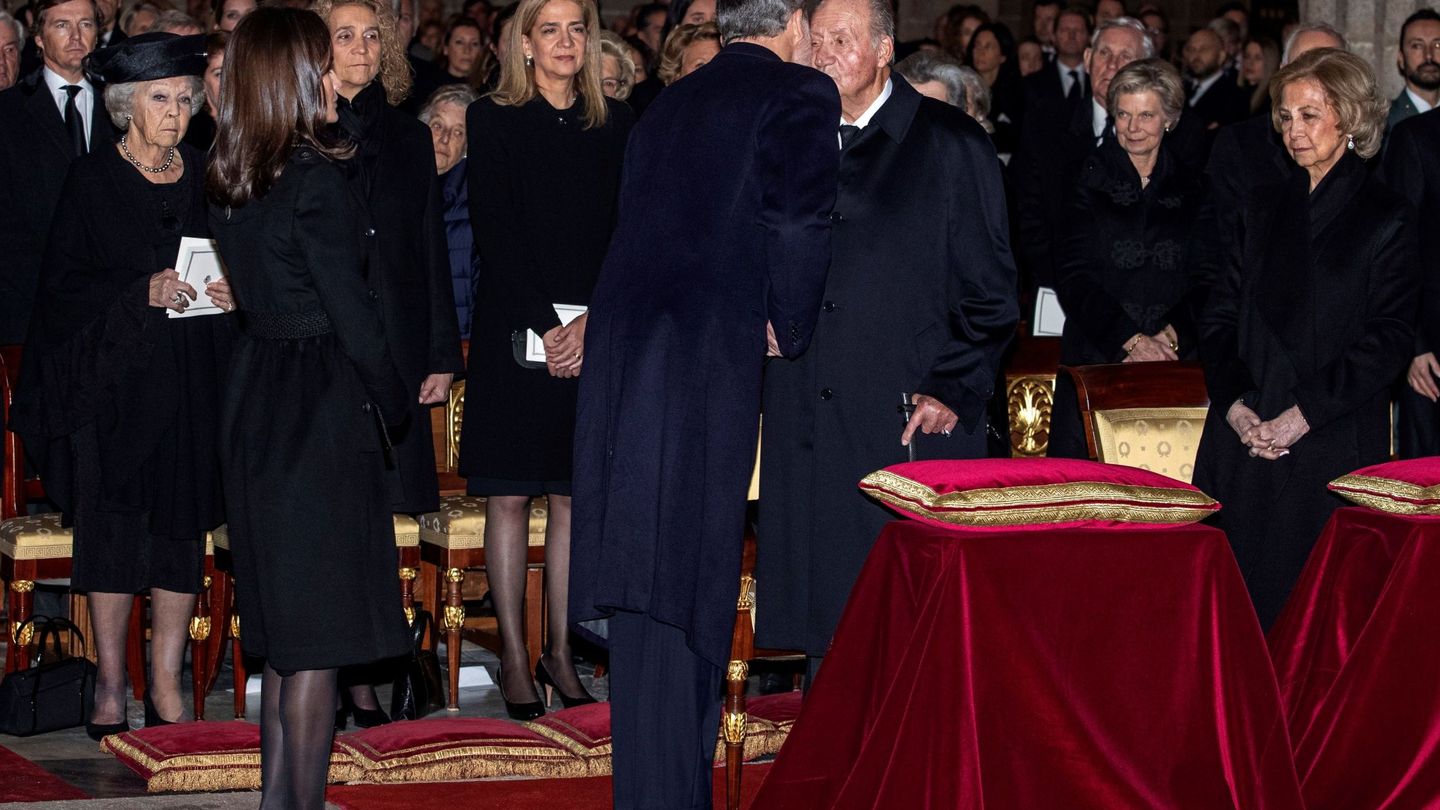 El rey Felipe saluda a su padre en el funeral de la infanta Pilar. (EFE)