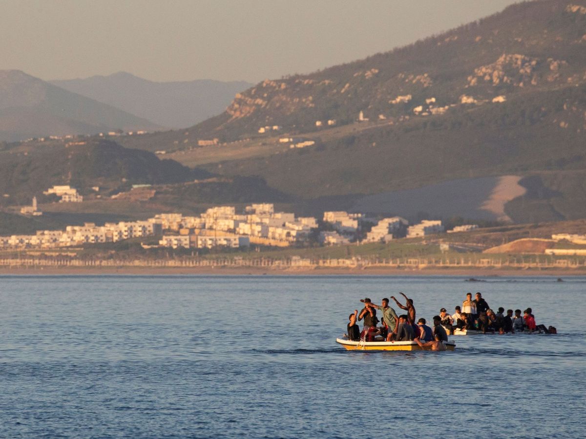 Foto: Dos grupos de inmigrantes tratan de entrar en Ceuta durante la crisis migratoria de mayo. (EFE)