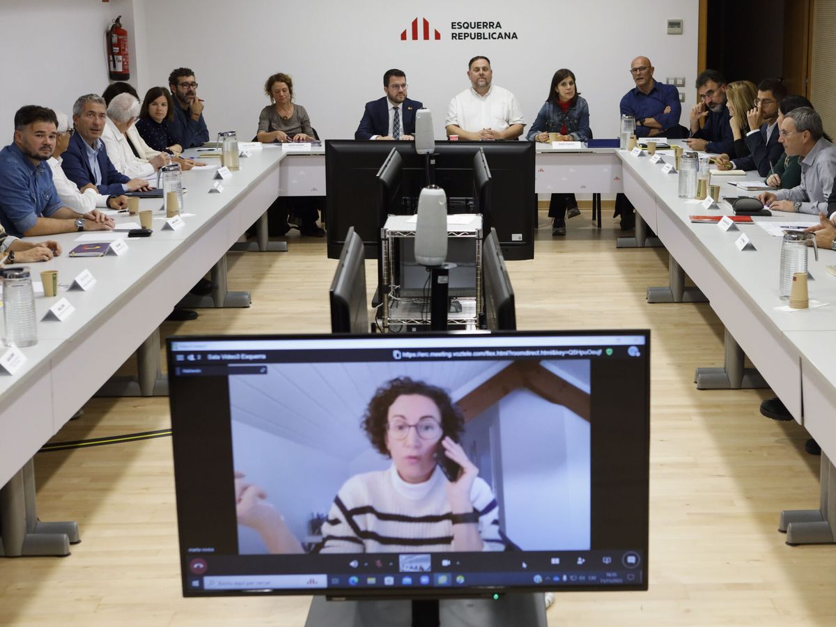 Foto: La nueva dirección de ERC, encabezada por Pere Aragonès (i), Oriol Junqueras (d) y Marta Rovira (en la pantalla). (EFE/Quique García)