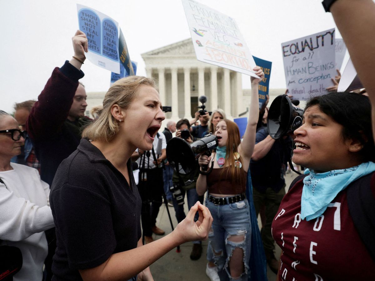 Foto: Enfrentamiento en una protesta a favor del aborto en EEUU. (Reuters/Evelyn Hockstein)