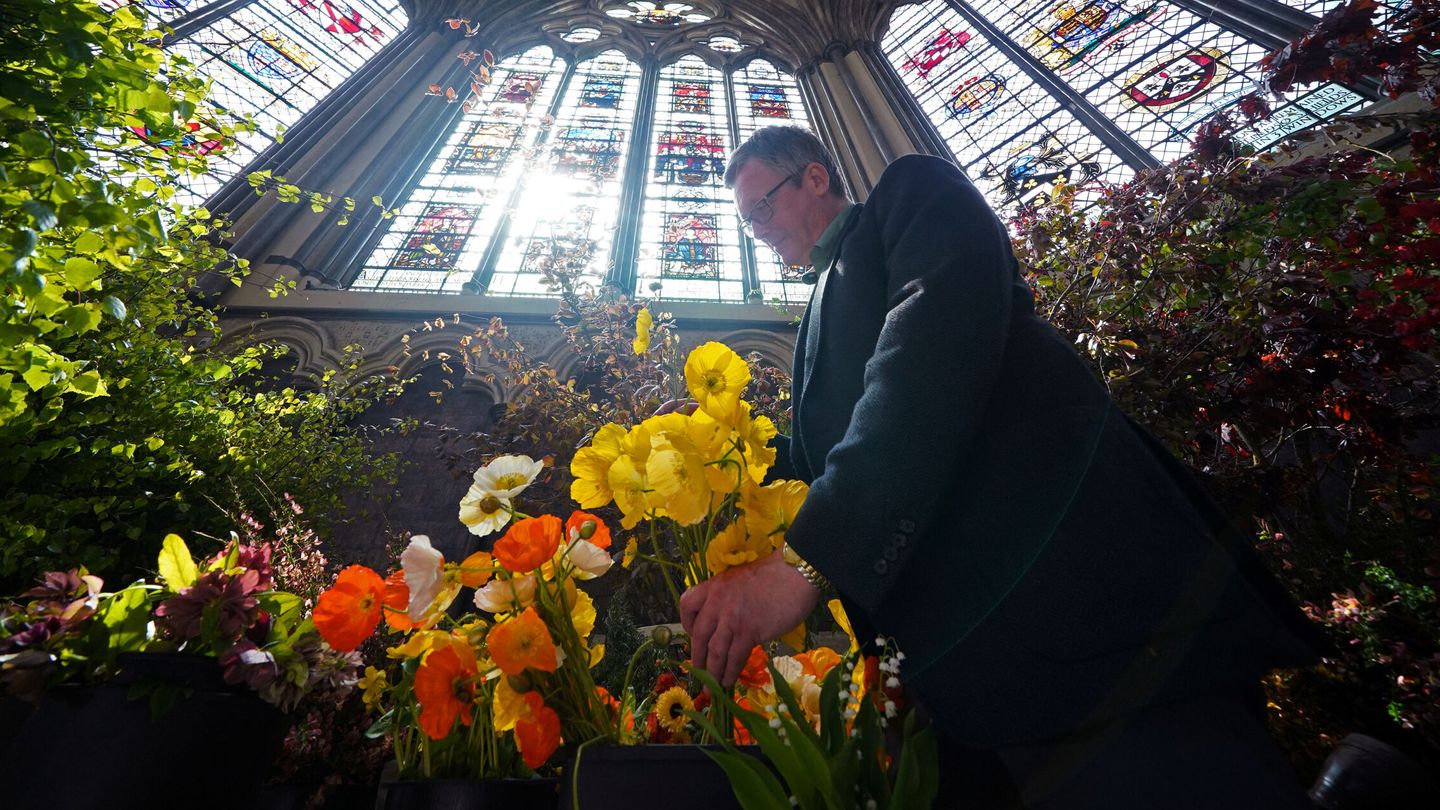 El florista Shane Connolly, encargado de la decoración de la abadía. (Reuters)