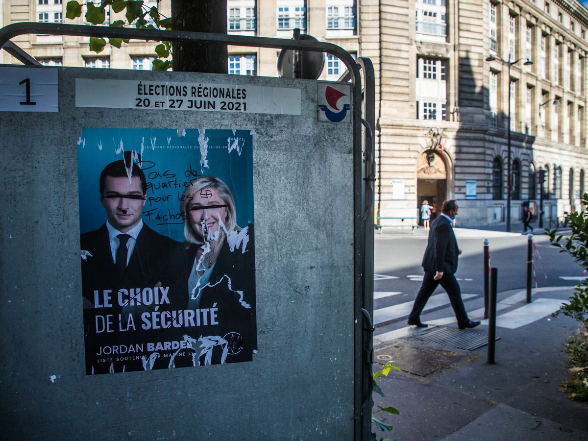 Foto: Un cartel electoral de Reagrupación Nacional en una calle de París. (EFE)