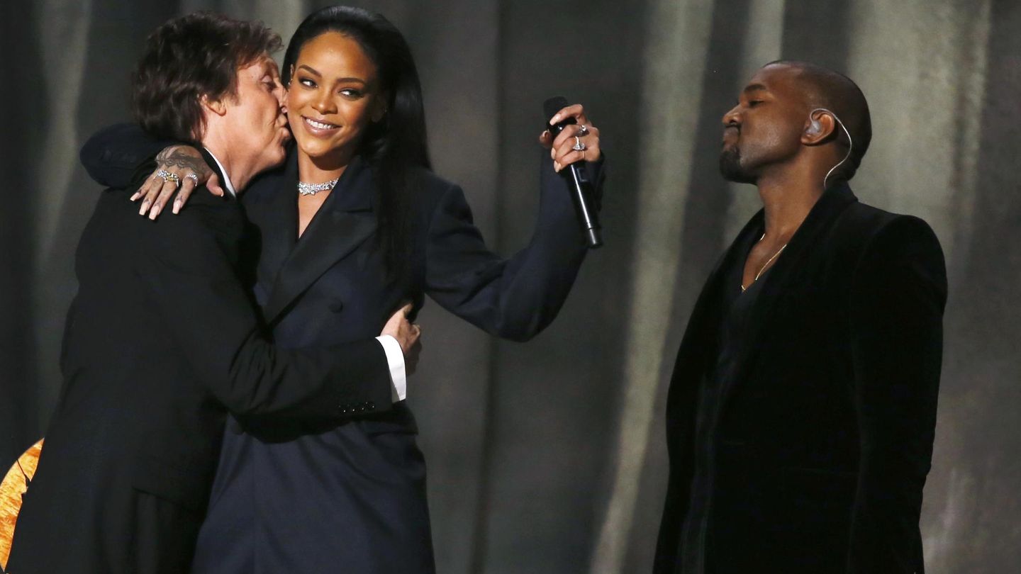 Paul McCartney junto a Rihanna y Kanye West tras su actuación (Reuters)