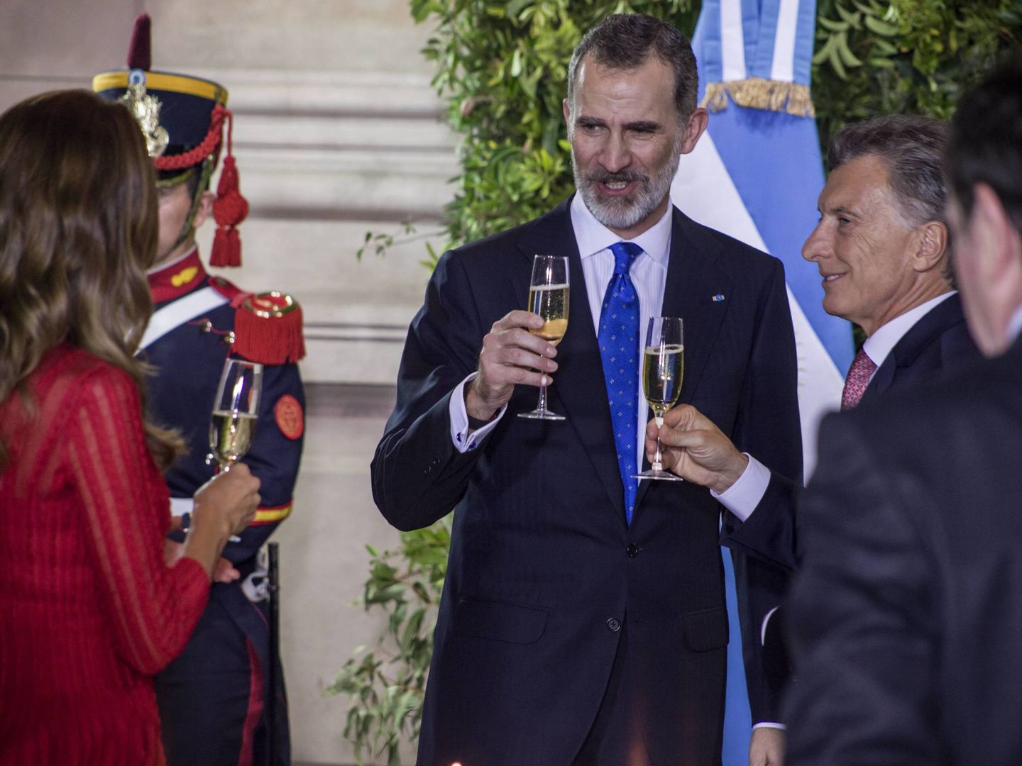 El Rey brinda ayer con Macri y Awada. (Cordon Press)