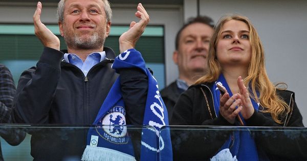Foto: Roman Abramovich, dueño del Chelsea, y su hija Sofia, en un partido del equipo londidense. (EFE)
