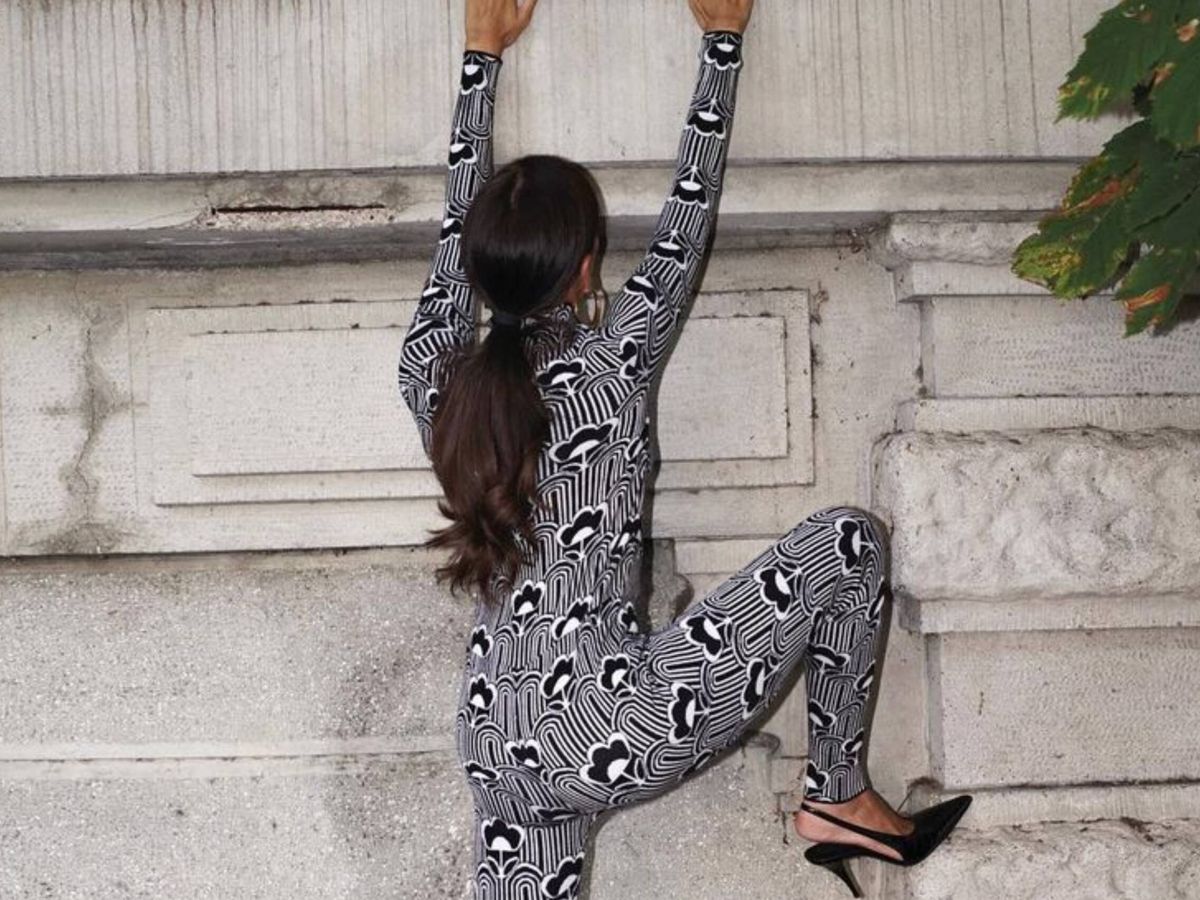 Foto: La influencer Evangelie Smyrniotaki, con un look estampado de Prada. (Instagram @styleheroine)