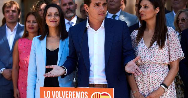 Foto: El presidente de Ciudadanos, Albert Rivera (c), Inés Arrimadas (i), y Lorena Roldán (d), en el exterior del Parlament de Catalunya. (EFE)