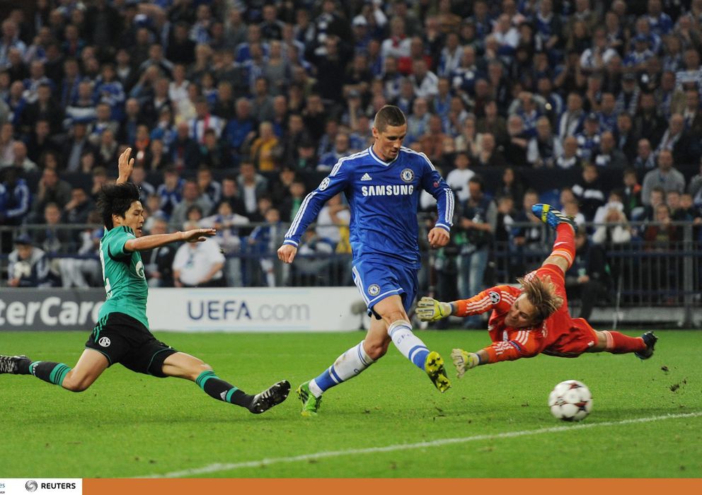 Foto: Fernando Torres, en el momento de marcar el segundo gol ante el Schalke