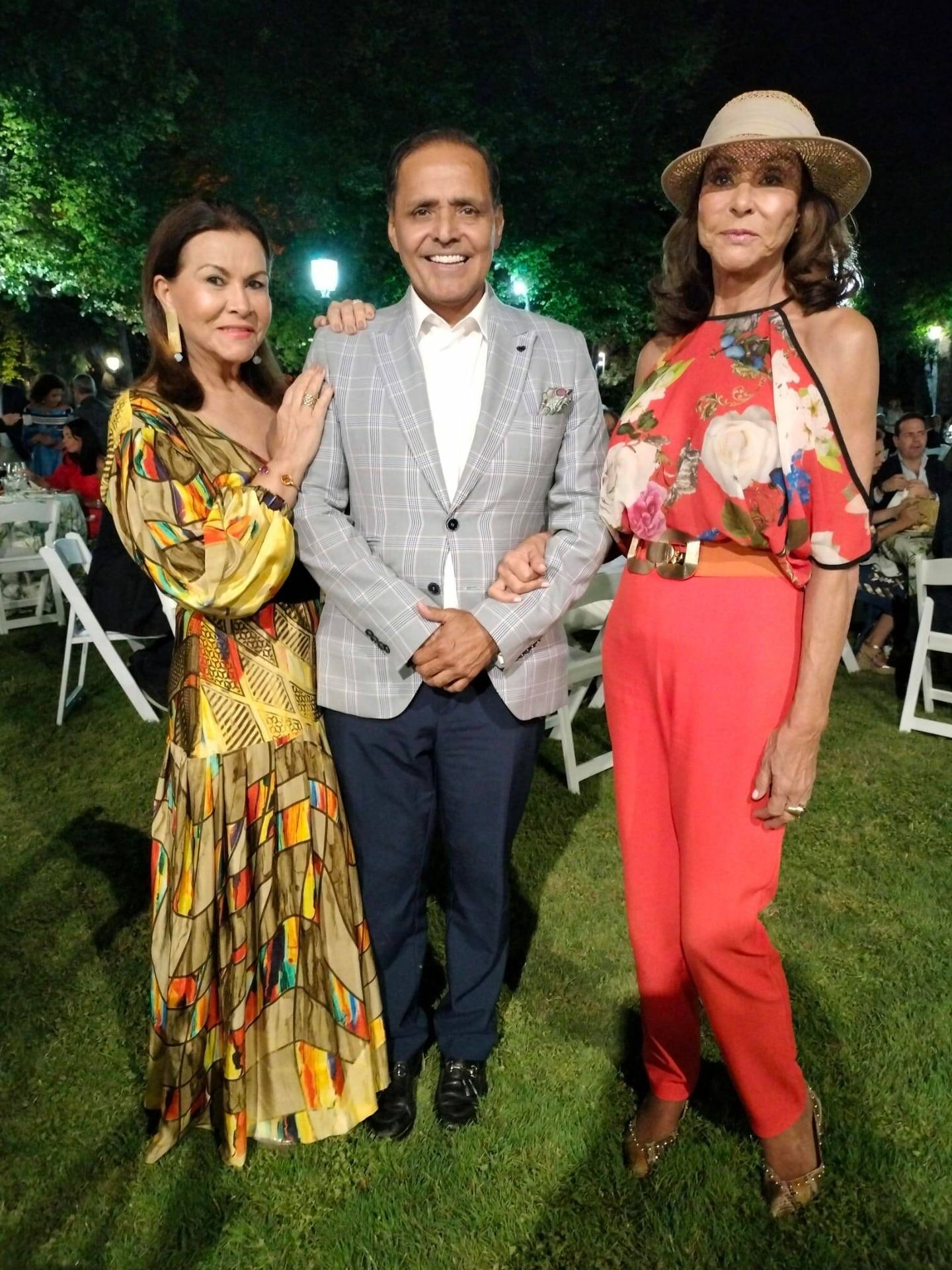 Gitanillo de América con Ivette Uhia y Mari Ángeles Grajal. (PB)