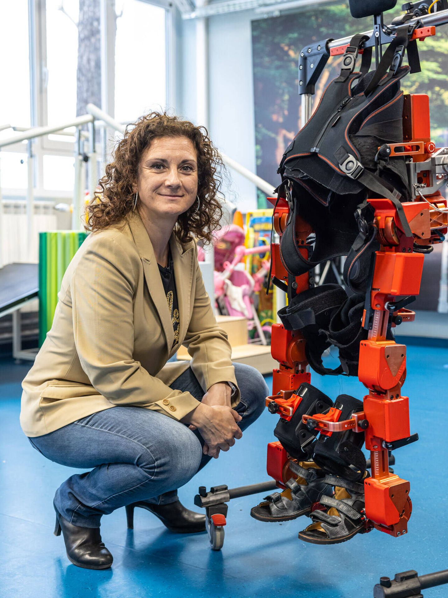 La ingeniera en robótica Elena García Armada, junto a su invento. (EPO)