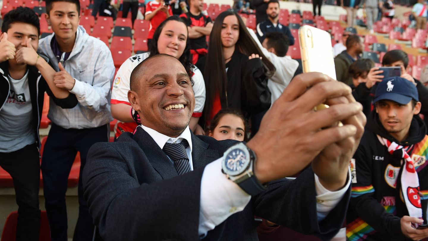 Roberto Carlos se hace una foto con sus fans. (Getty)
