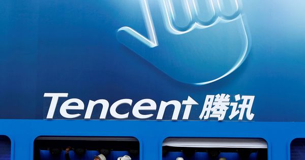 Foto: Bailarines bajo el logotipo de Tencent