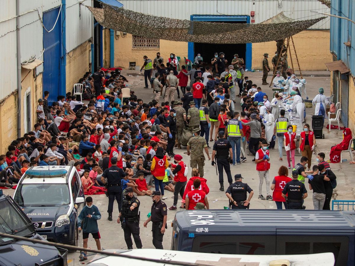 Foto: Decenas de menores llegados solos a Ceuta esperan para hacerse las pruebas de coronavirus. (EFE)