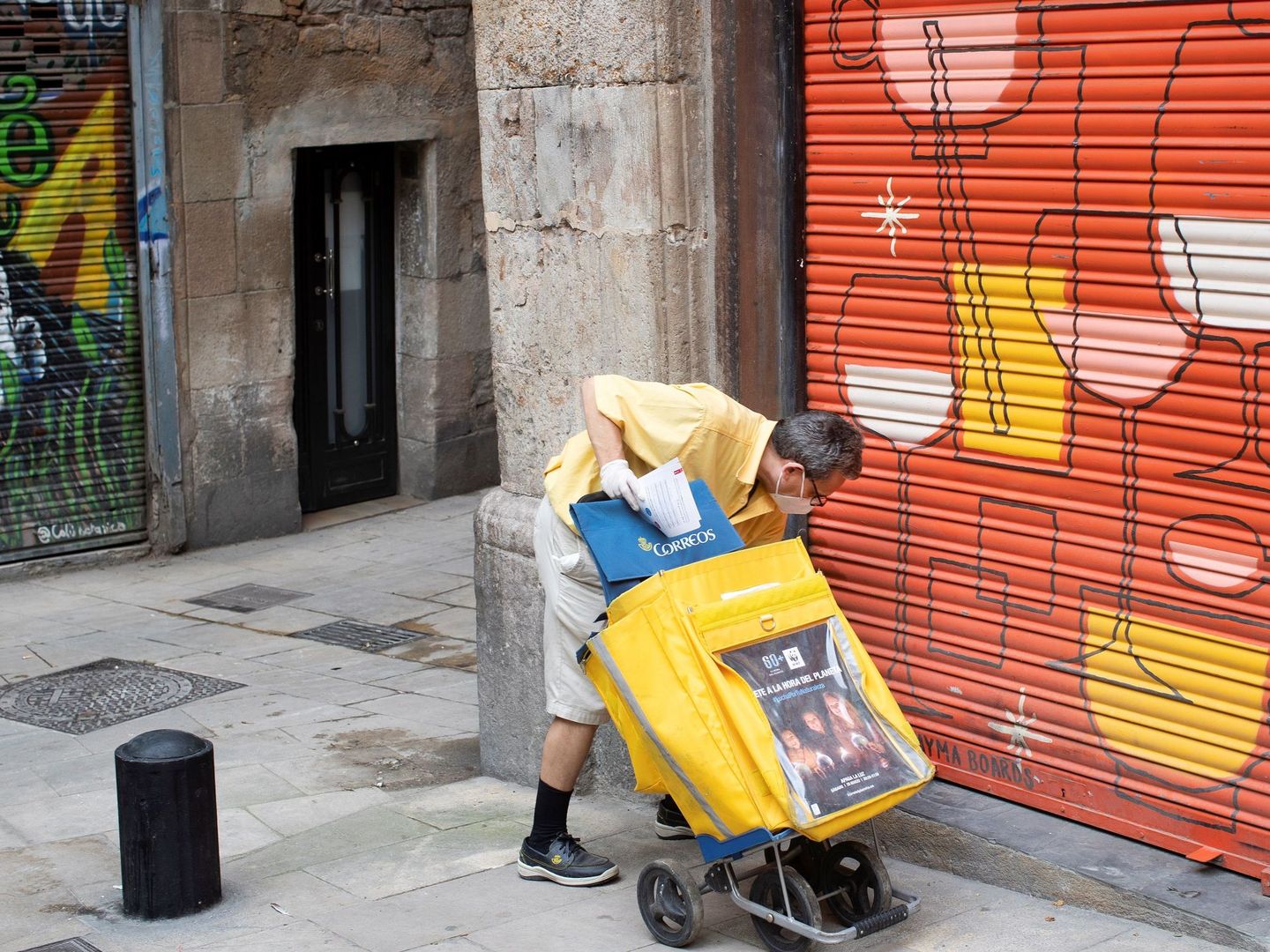 Las altas temperaturas de julio preocupan a un colectivo con una media de edad superior a 50 años. En la foto, un cartero en el Barrio Gótico de Barcelona. (EFE/Marta Pérez)