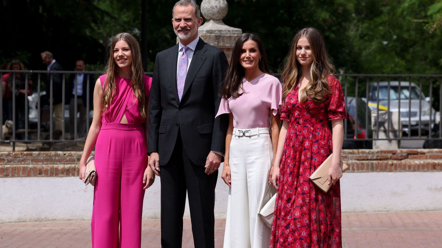 Los Reyes, junto a sus hijas en la confirmación de la infanta Sofía. (EFE)