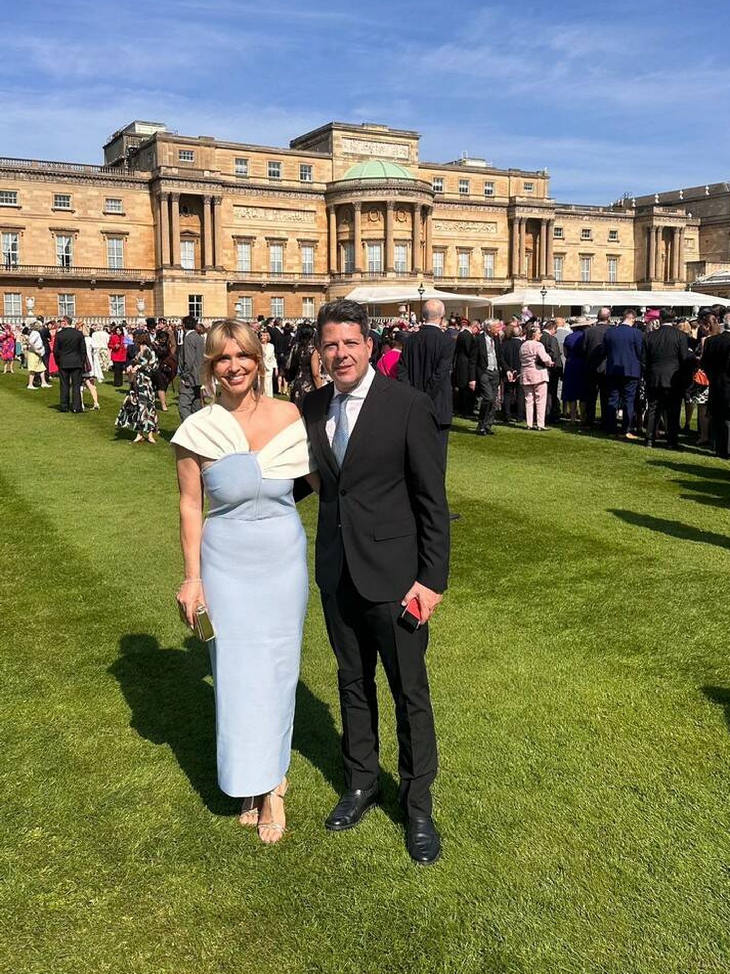 Fabian Picardo, primer ministro de Gibraltar, y su nueva pareja Anna en la Garden Party de Buckingham Palace. (InfoGibraltar)