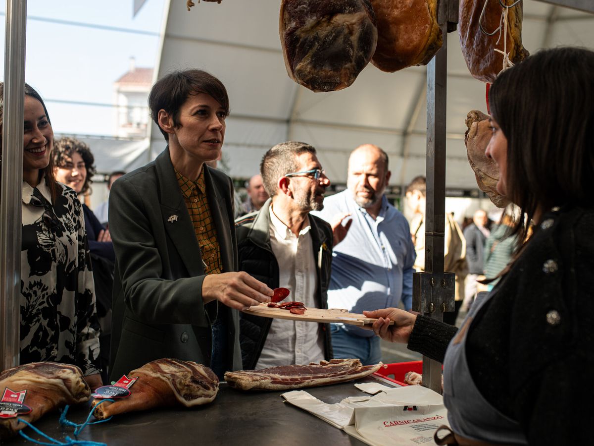 Foto: La candidata del BNG a la presidencia de la Xunta de Galicia, Ana Pontón (c), durante la LVI Feira do Cocido de Lalín. (Europa Press/Elena Fernández)