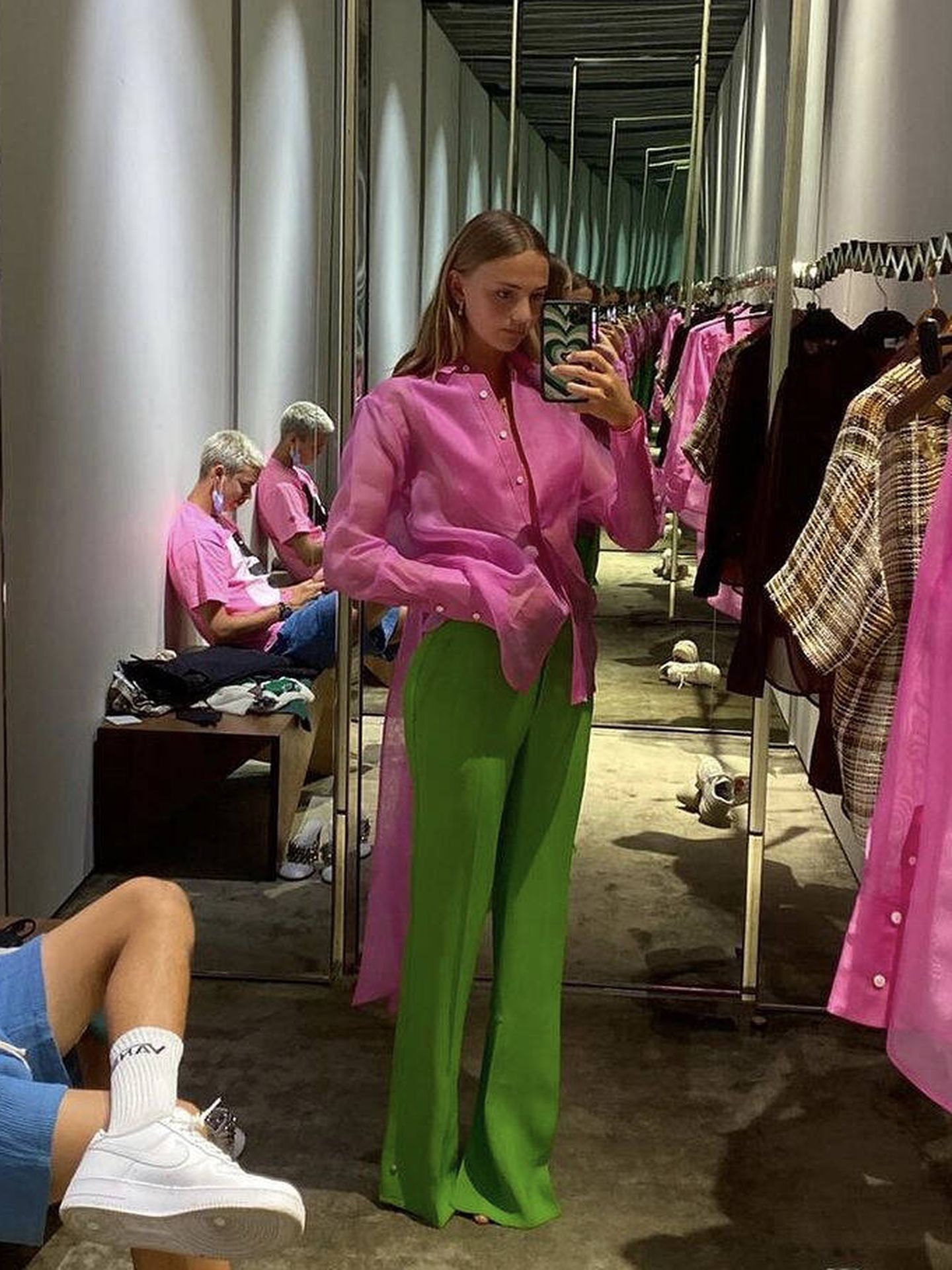 Mia Regan, en el probador de la tienda de Victoria Beckham. (Instagram @victoriabeckham) 