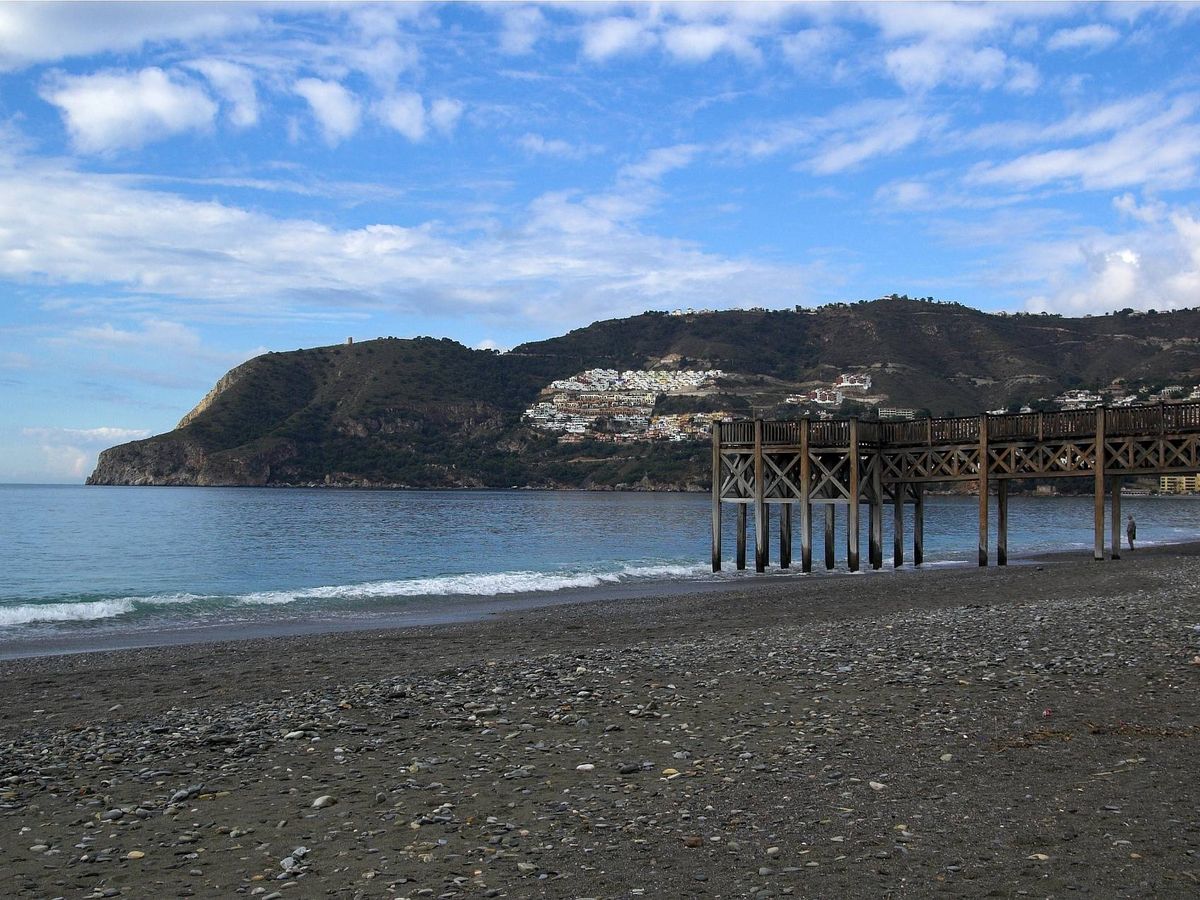 Foto: Playa de La Herradura. (Wikimedia Commons)