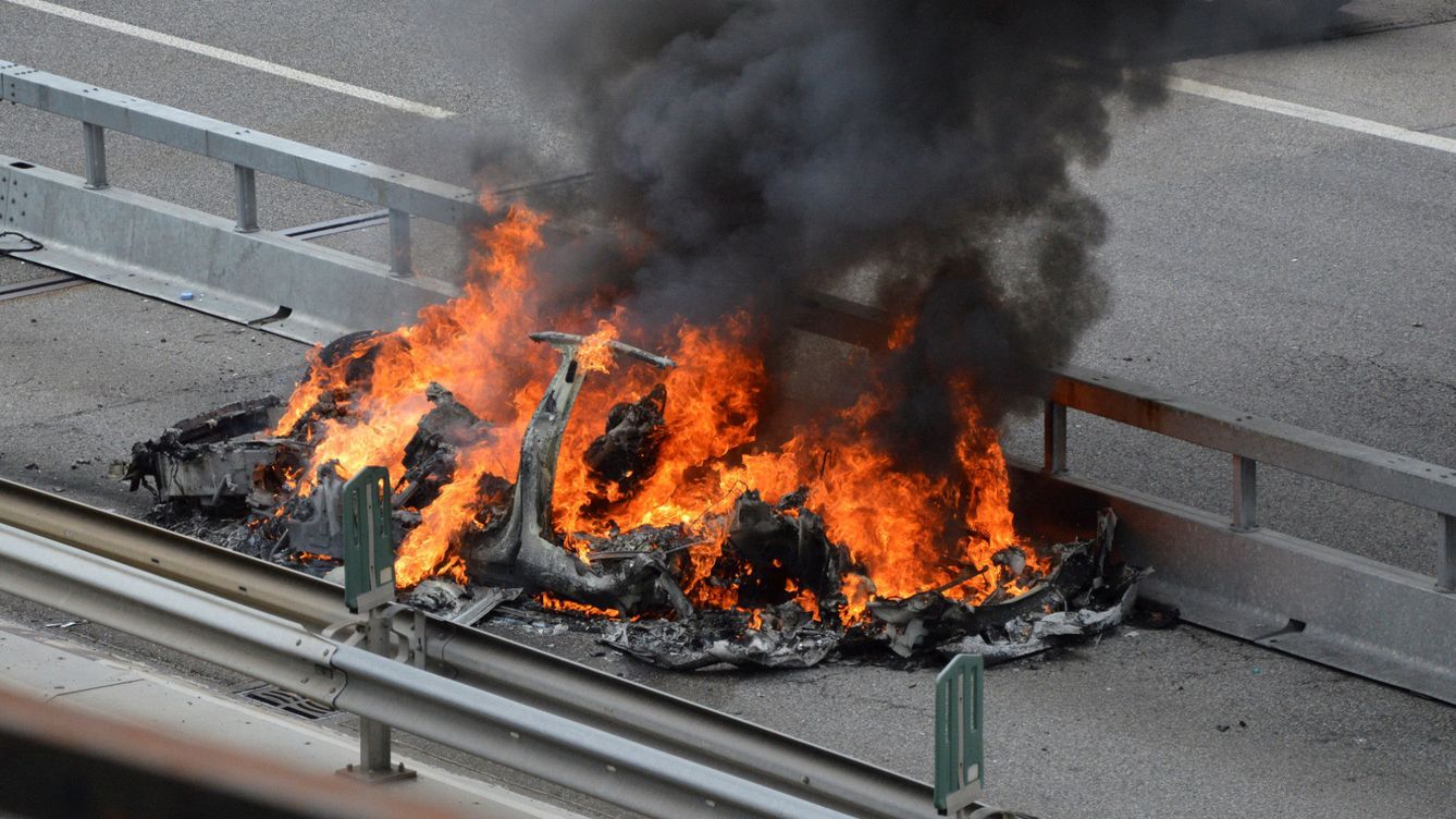 Foto: Un Tesla en llamas en Suiza, el 10 de mayo de 2018. (Reuters)