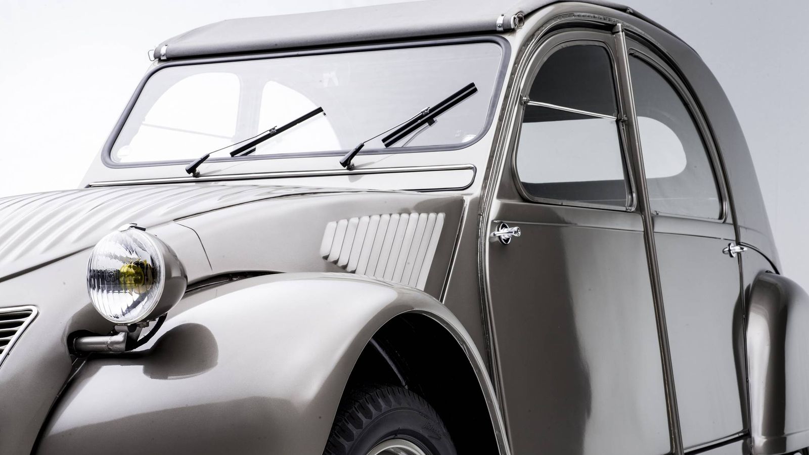 Foto: El clásico Citroën 2 CV cumple 70 años desde su lanzamiento comercial en 1948.