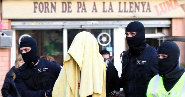 Foto: La Guardia Civil escolta a un yihadista detenido en Barcelona. (EFE)