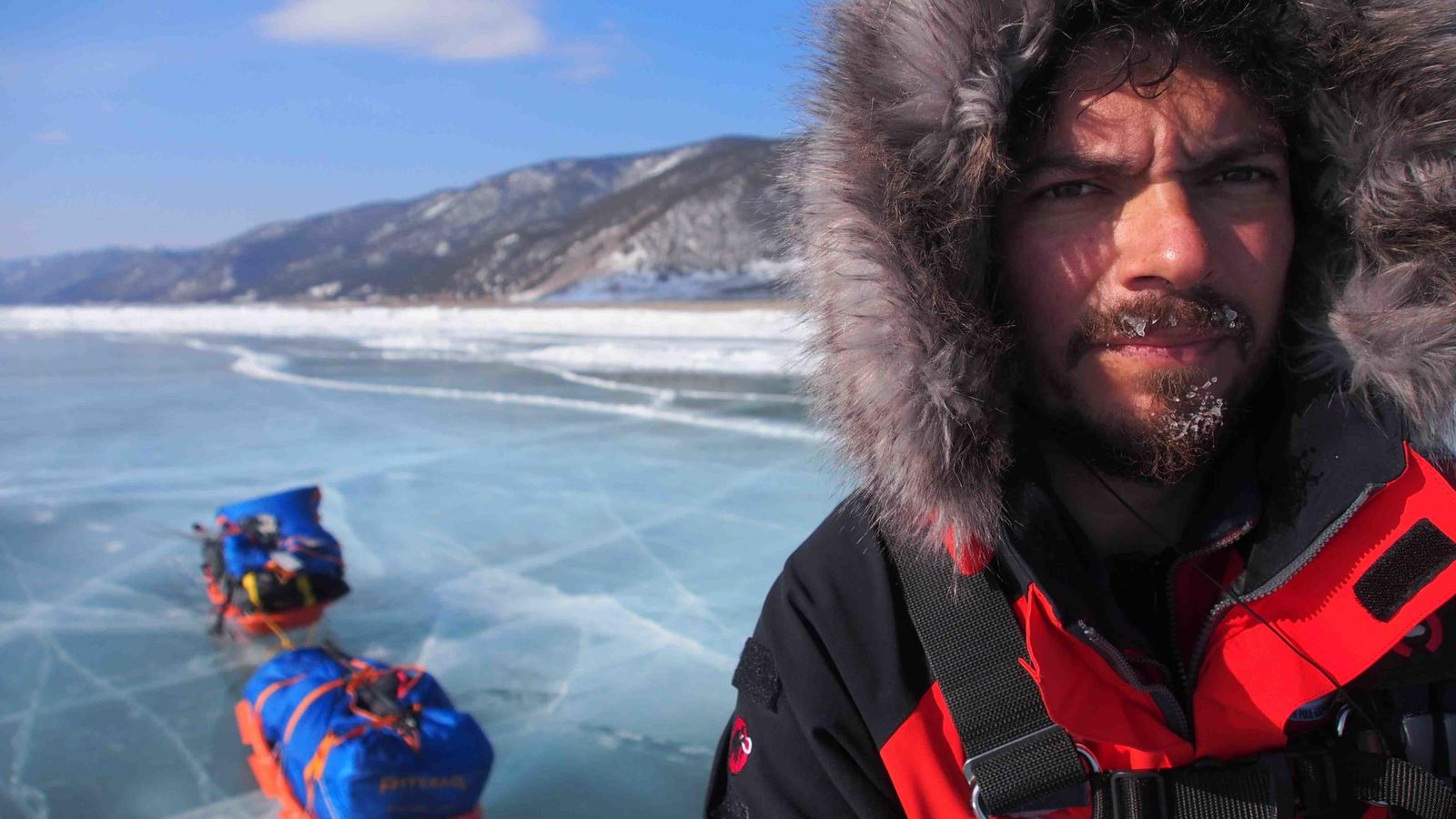 Foto: Paco Acedo se ha especializado en aventuras que tienen como gran reto bucear bajo el hielo (Fotos cedidas por Paco Acedo)