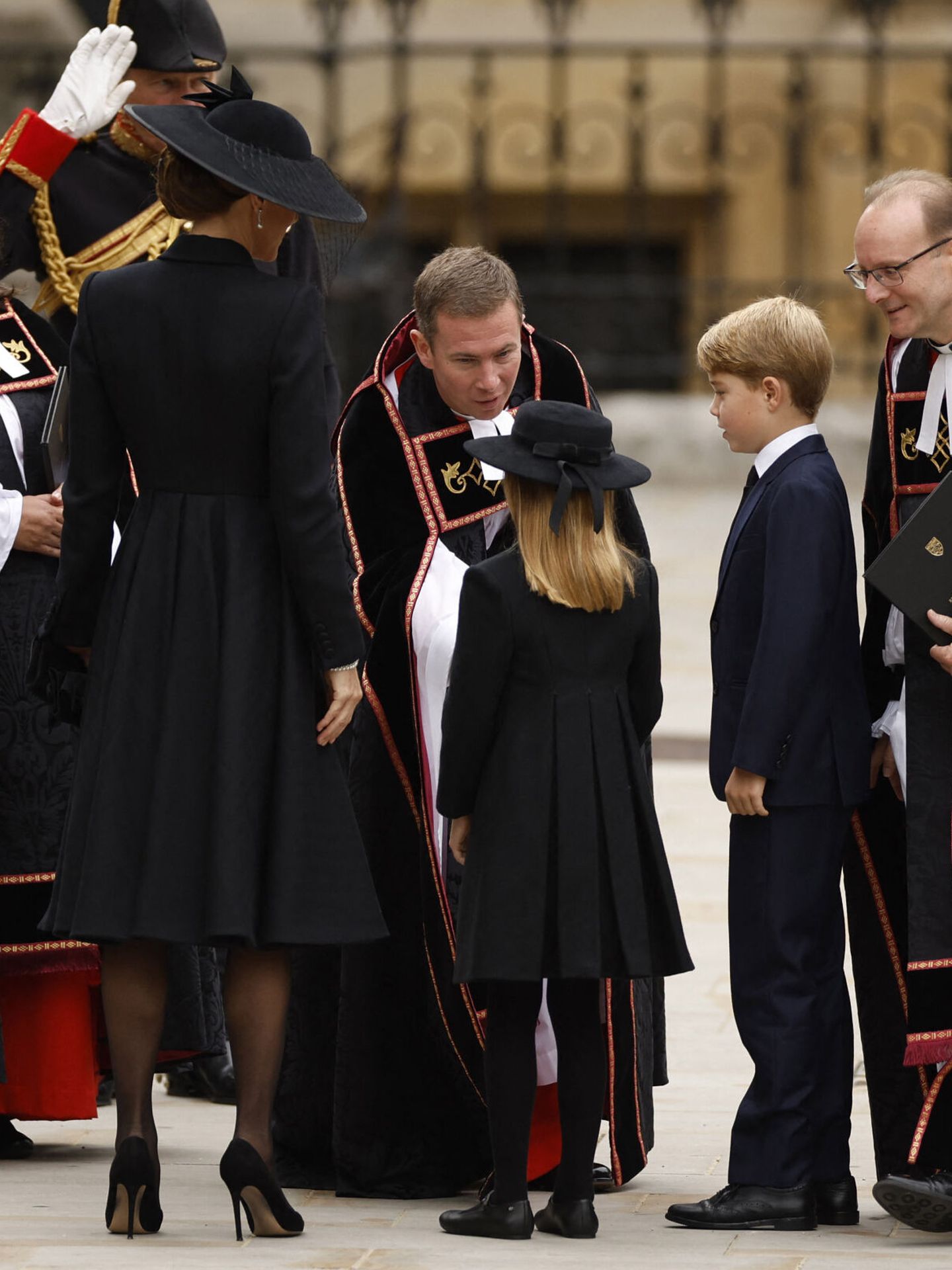 Los príncipes, junto a su madre saludando a la entrada de la abadía. (Reuters/John Sibley)