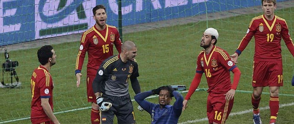 Foto: Valdés frena a Francia y demuestra que el suyo también en un 'guante de santo'