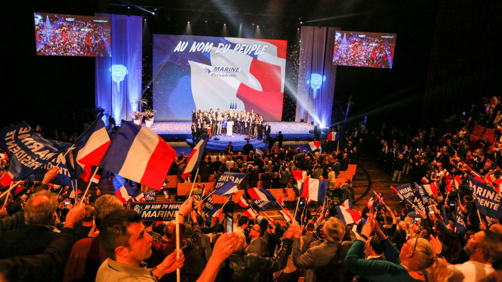 Foto: Los seguidores de Marine Le Pen agitan banderas en el inicio de la campaña en Lyon. (Reuters)