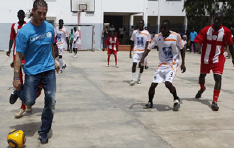 Foto: Sergio Ramos cambia de 'look' en Senegal