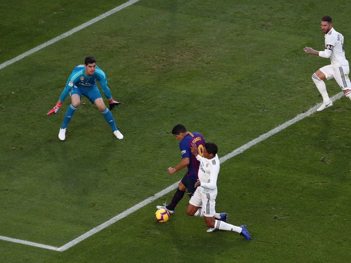 Foto: Penalti de Varane a Luis Suárez (decretado por el VAR) en un Barcelona-Real Madrid disputado la temporada pasada. (Reuters / Sergio Perez)