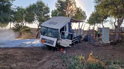 Tres heridos y varios coches implicados al salirse de la A-7 un camión de mercancías peligrosas a su paso por Cox