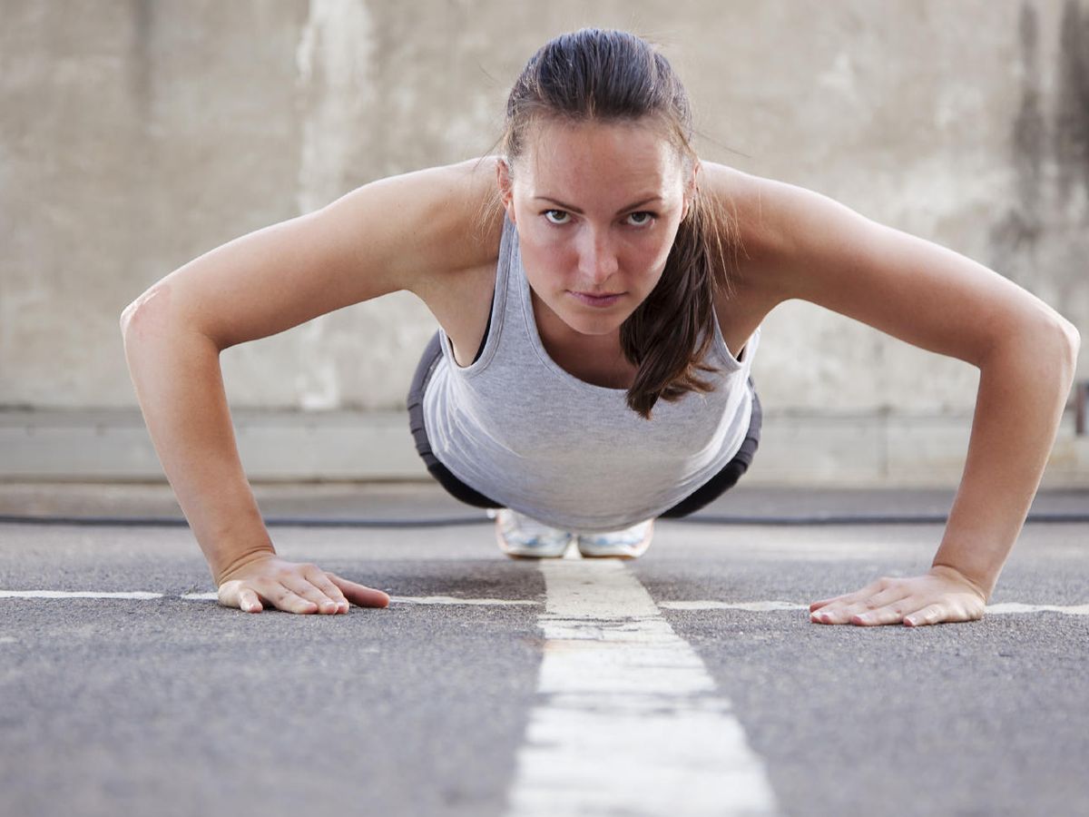 Estos son los 5 ejercicios fitness más eficaces que puedes hacer en casa  para perder barriga
