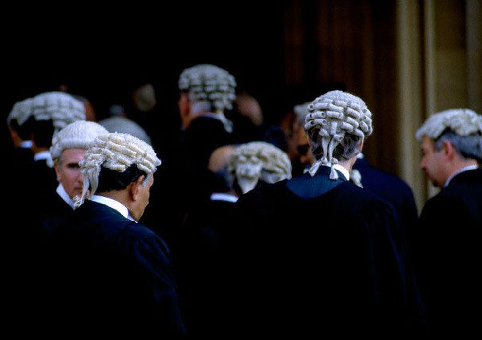 Foto: Un grupo de abogados a la entrada del Parlamento británico antes de participar en una comisión. (Corbis)