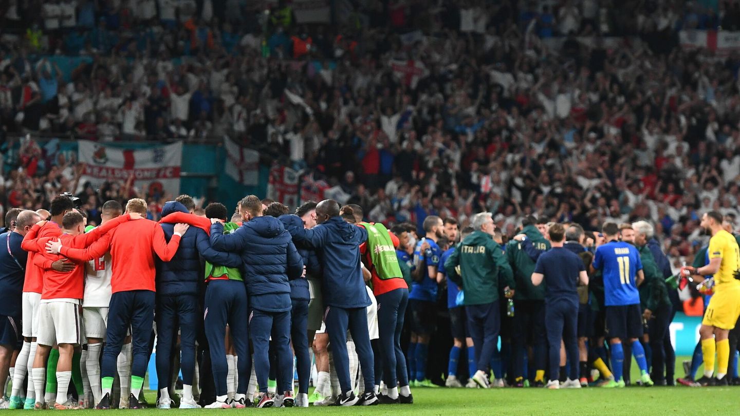 Inglaterra e Italia, en el descanso de la prórroga de la final de la Eurocopa 2020 (EFE/EPA/Andy Rain).