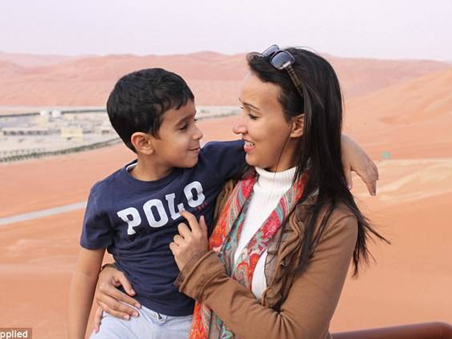 Manal al-Shafir con su hijo (dailymail)