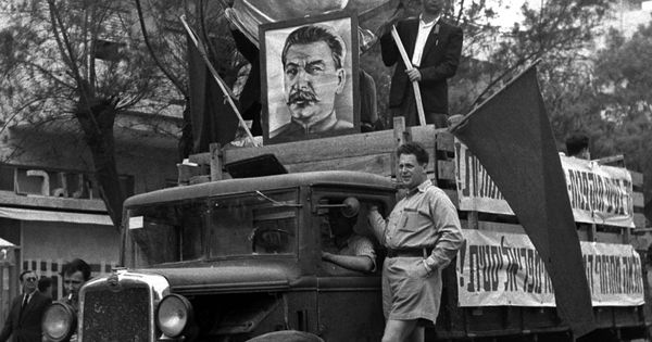 Foto: Un camión con las caras de los líderes soviéticos Lenin y Stalin en el desfile del día del trabajo celebrado en Tel Aviv el 1 de mayo de 1949
