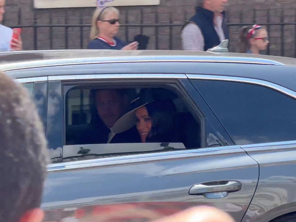 Foto: Harry y Meghan, en un coche camino de Buckingham. (Reuters)