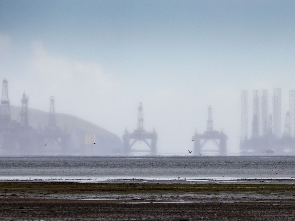 Foto: Una plataforma petrolífera. (EFE/Robert Perry)