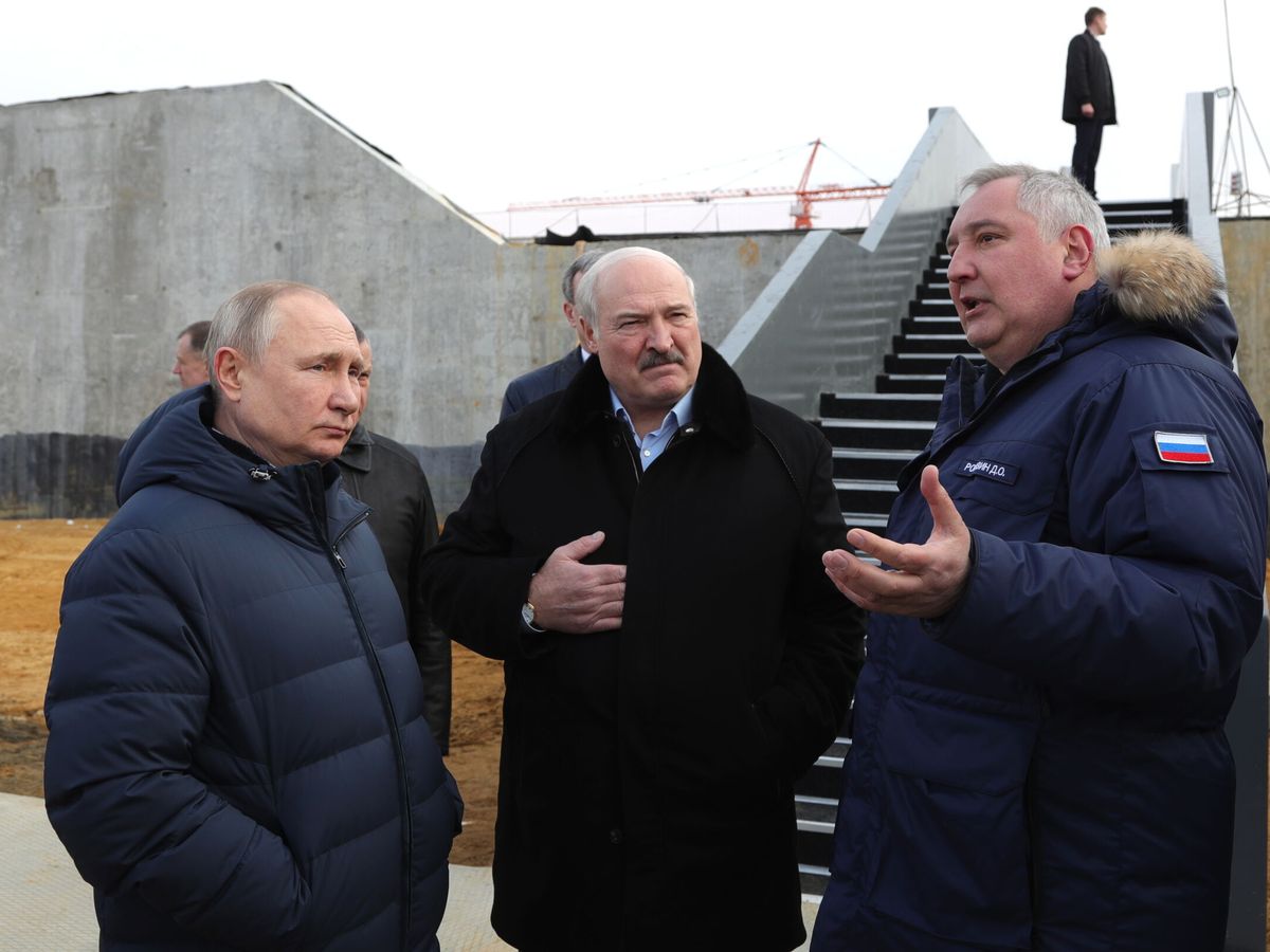 Foto: Vladímir Putin y Alexander Lukashenko junto al director de Roscosmos, el general Dmitry Rogozin. (EFE/Kremlin/MIKHAIL KLIMENTYEV)