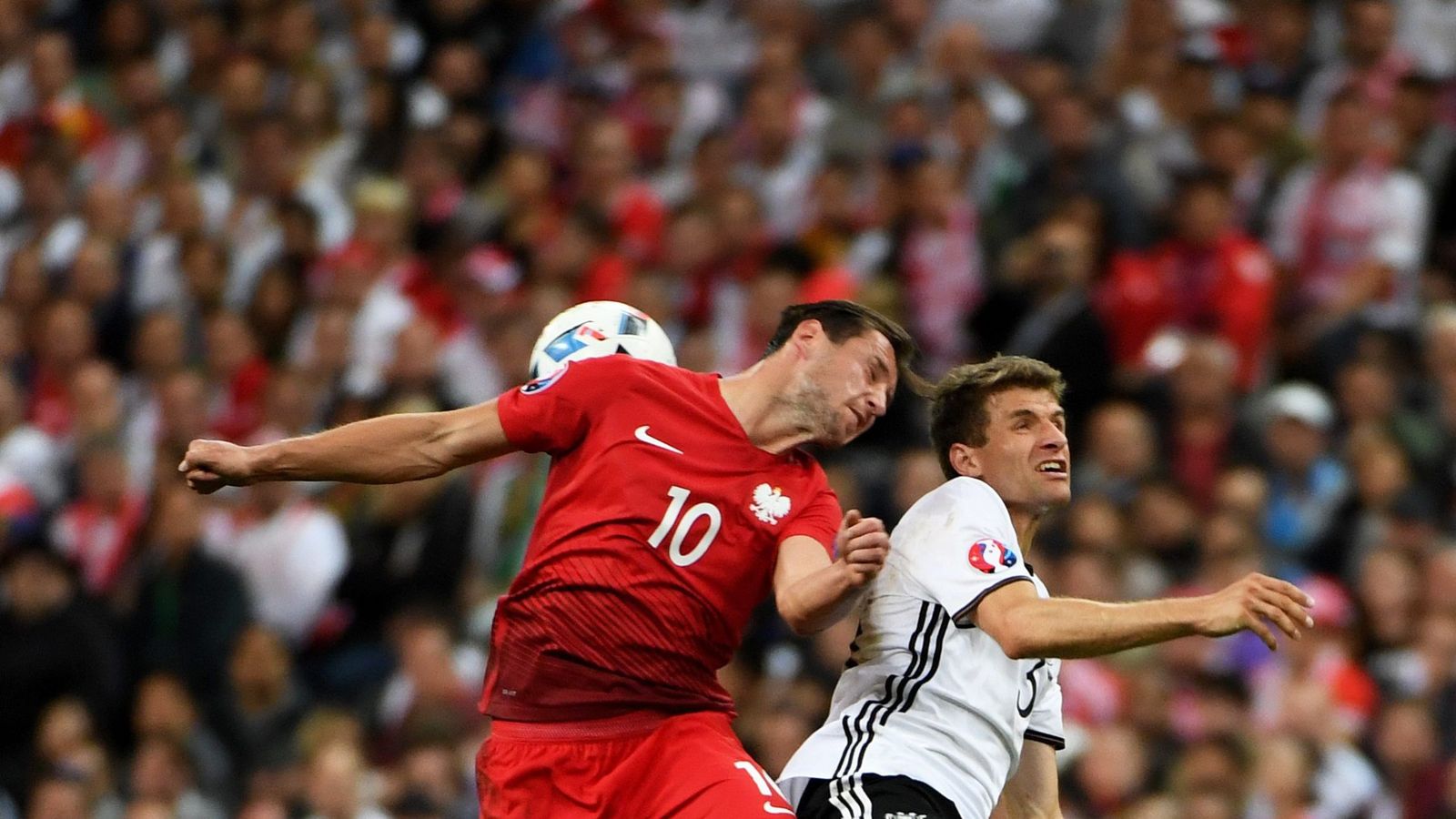 Foto: Krychowiak y Müller pugnan por un balón. (EFE) 