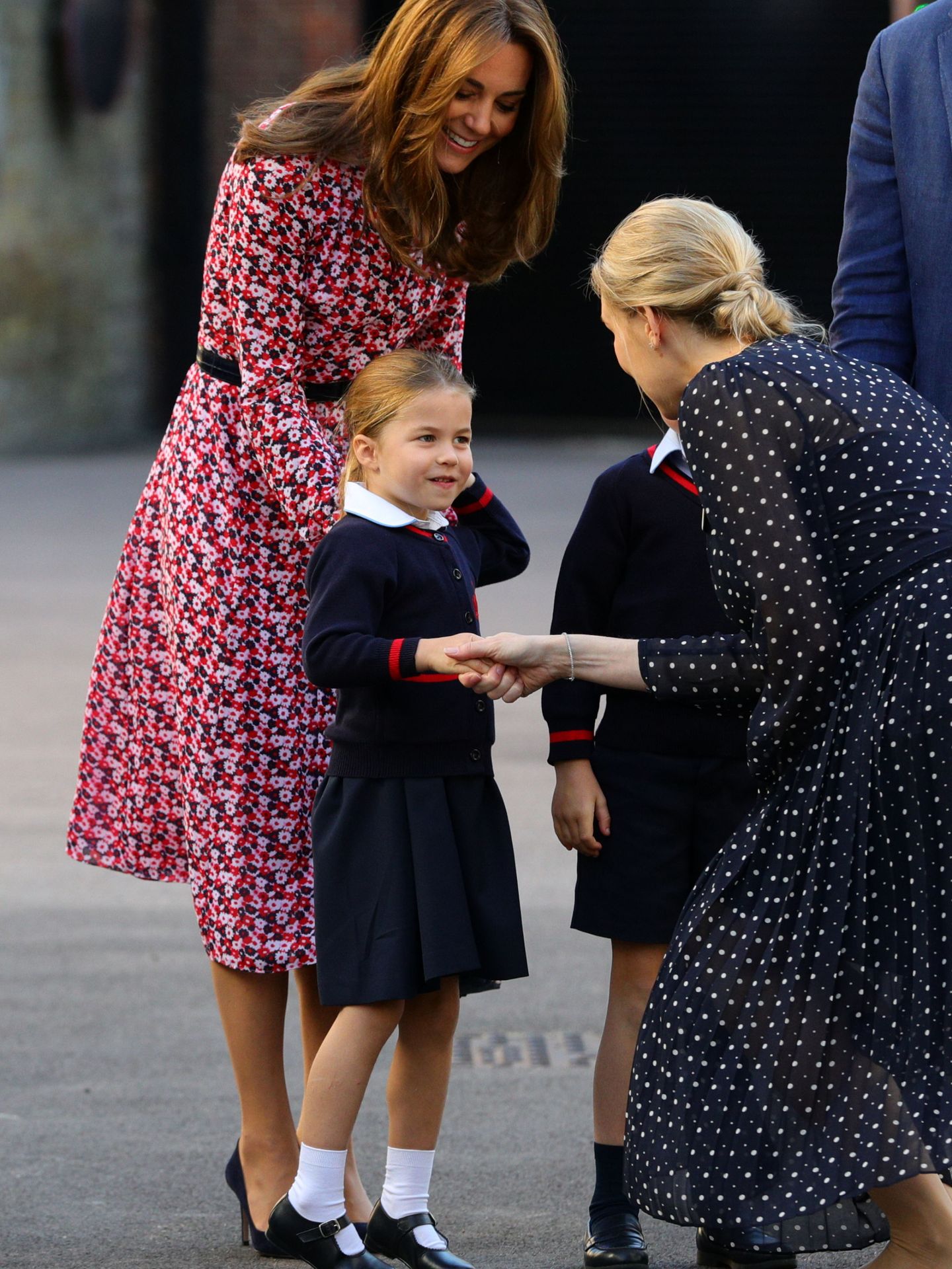 La princesa Charlotte, saludando a la directora del centro en su primer día de colegio. (Reuters)