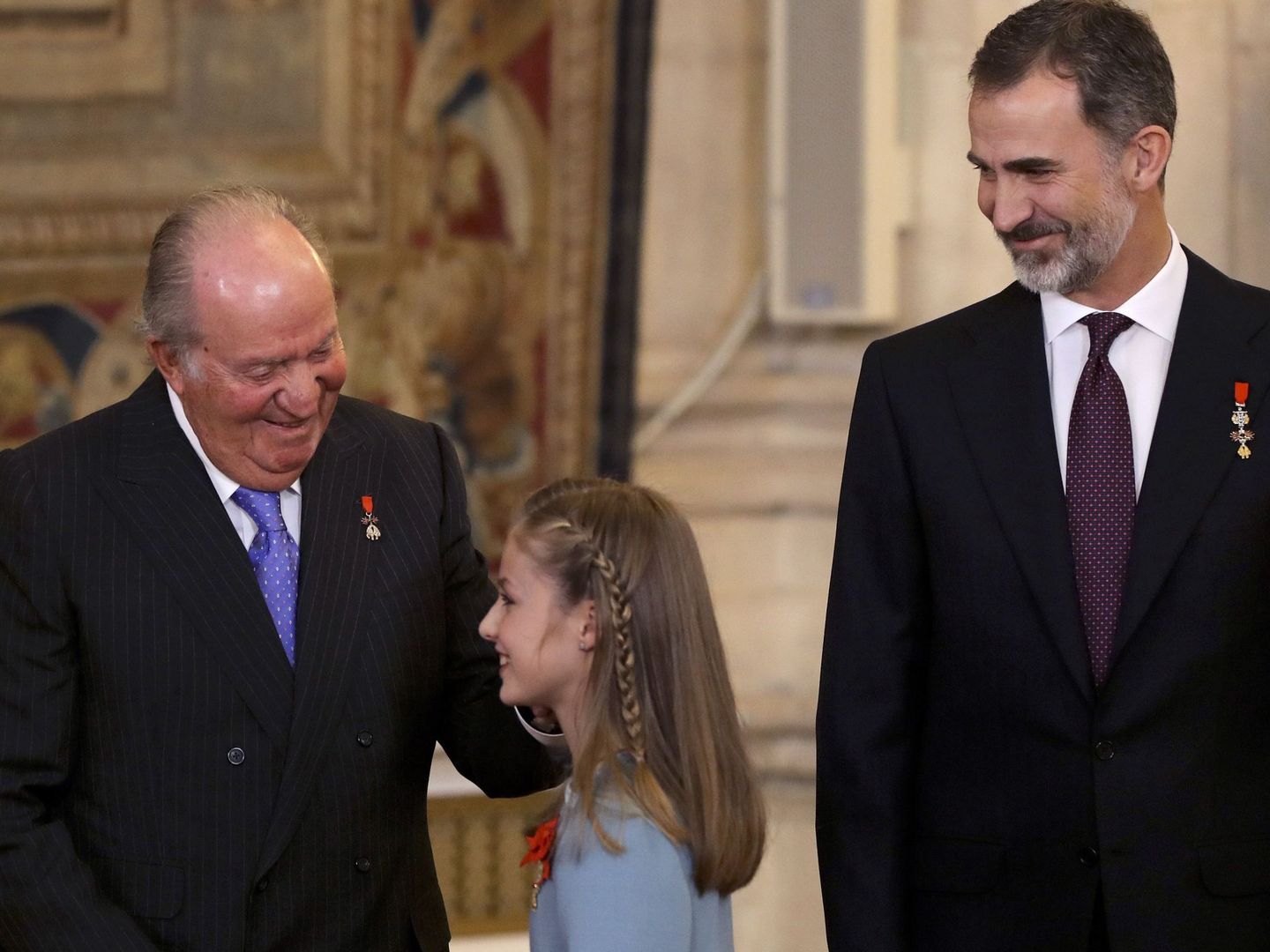 El rey emérito don Juan Carlos felicita a su nieta, la princesa Leonor en presencia del Rey el pasado 30 de enero. (EFE)