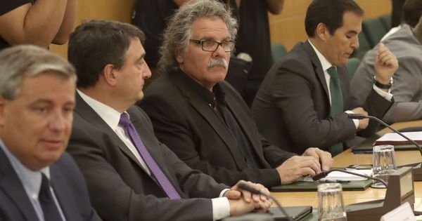 Foto:  El secretario de Estado de Seguridad, José Antonio Nieto (d), junto a Joan Tardà (2d), de ERC; y Aitor Esteban (2i), del PNV. (EFE)